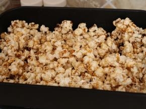 倒入爆米花，翻炒均匀即可。