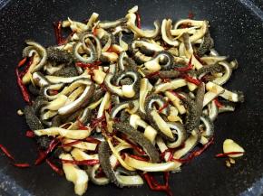 翻炒至辣椒丝变酥，花椒香味飘出