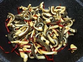 翻炒至辣椒丝变酥，花椒香味飘出