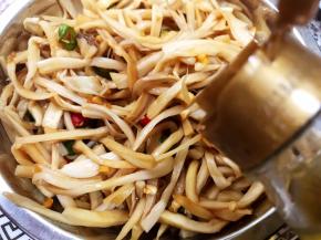 淋上芝麻油拌匀