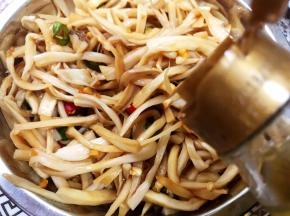 淋上芝麻油拌匀