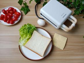 准备芝士、生菜、吐司、圣女果、鸡蛋。