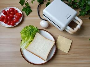 准备芝士、生菜、吐司、圣女果、鸡蛋。
