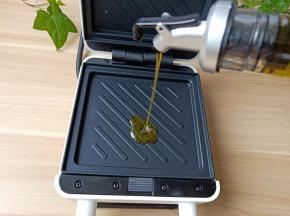 三明治机开火，里加少许油。