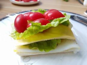 依次再加芝士，生菜，圣女果。