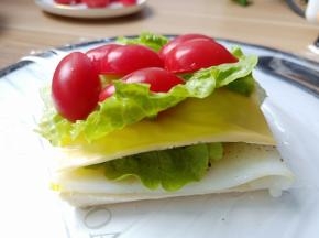 依次再加芝士，生菜，圣女果。