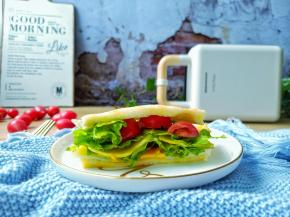 用保鲜膜包好对半切开。