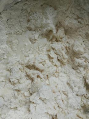 面粉里加1g盐，倒入牛奶