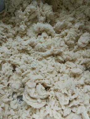 面粉用筷子搅拌成絮状