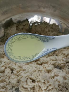 加入一茶勺食用油