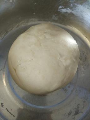 揉面至光滑。然后放一旁醒面20分钟
