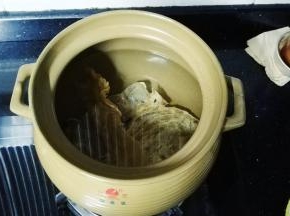 煲里放入热水烧开再放入瑶柱、花胶、鳄鱼肉乾、陈肾大火煲20分钟