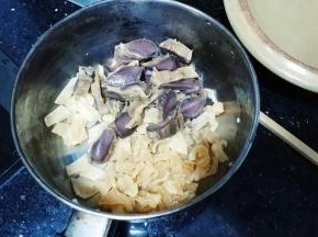 20分钟后捞出花胶、鳄鱼肉乾、陈肾分别煎碎
