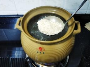 将腌好的米放入煲里