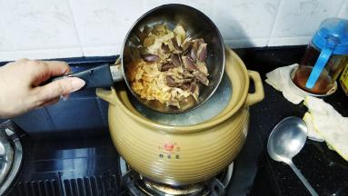 倒入剪碎的食材