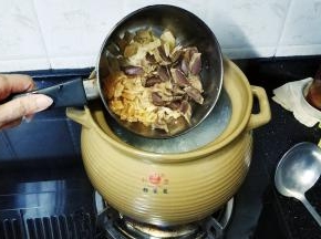 倒入剪碎的食材