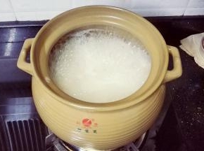 根据自己喜欢的浓稠度再熬制时长，喜欢浓稠点的再大火煲5分钟，不喜欢太浓喜欢有多一点粥水的就不用再煲了