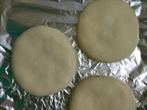 托盘垫上锡纸或吸油纸，装入烤箱，上下管190度，20分钟