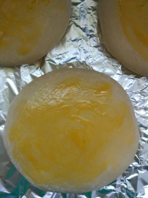 15分钟左右时，取出一次，在表皮刷蛋液，然后送入烤箱继续5分钟