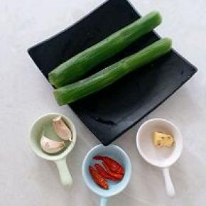 青皮莴笋去皮洗净，准备好主食材