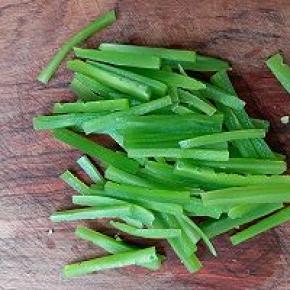 再切成筷子般粗细的条