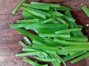 再切成筷子般粗细的条