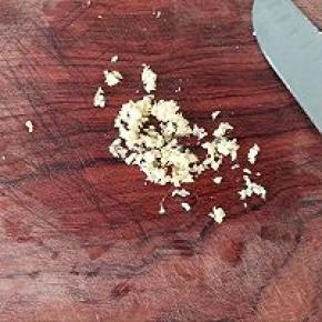 生姜蒜瓣切成末