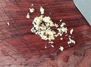 生姜蒜瓣切成末