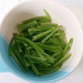 莴笋放入大碗内，放入姜末蒜末，干辣椒圈，一勺白醋，再用手抓匀