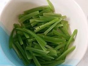 莴笋放入大碗内，放入姜末蒜末，干辣椒圈，一勺白醋，再用手抓匀