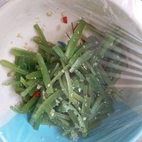 铺上保鲜膜腌制一小时以上