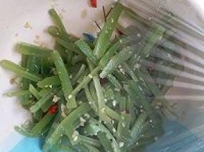 铺上保鲜膜腌制一小时以上