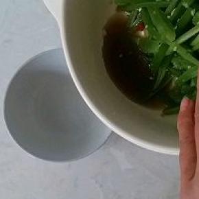 腌制好的莴笋炒之前滗掉水份