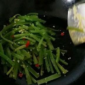 开大火锅内倒入适量油烧热后放入莴笋条翻炒均匀即可关火