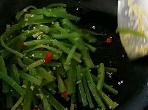 开大火锅内倒入适量油烧热后放入莴笋条翻炒均匀即可关火