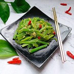 青翠欲滴的莴笋看着就想来一筷头