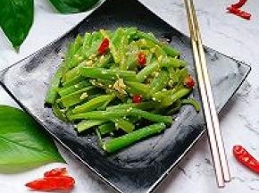青翠欲滴的莴笋看着就想来一筷头