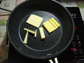 不粘锅小火加热，放入黄油。