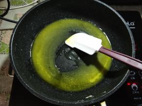 让黄油慢慢融化成液体。