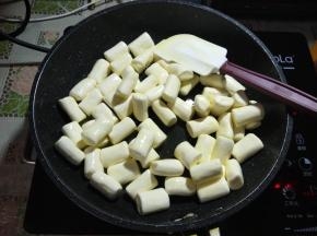 倒入棉花糖。