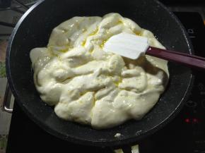 棉花糖仍旧小火慢慢加热融化，千万不要着急转大火。