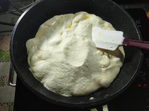 让棉花糖融化到看不见的大颗粒的时候就可以加入奶粉了。