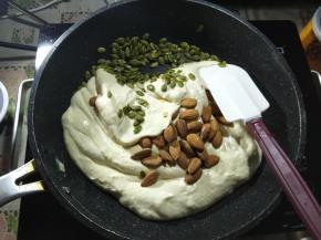 加入坚果，压进棉花糖内。