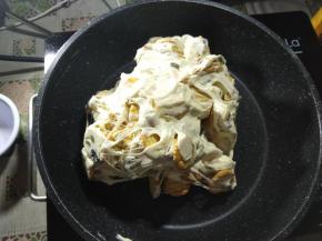 带上pvc手套，反复折叠拉扯，让饼干完全粘上糖。