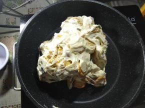 带上pvc手套，反复折叠拉扯，让饼干完全粘上糖。