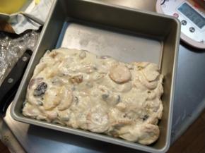 模具内撒一点点奶粉，把糖放进去，整形。