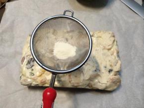 冷却后脱模，在表面撒上一点点奶粉。