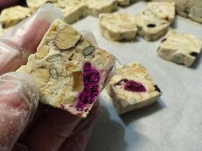 不同的果干，不同的颜色，再搭配各式各样的坚果，我们的切面是不是变得五颜六色了呢。