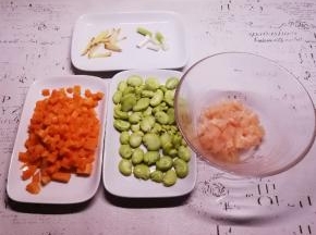 蚕豆清洗干净 鸡肉解冻后切丁 香葱切小段 胡萝卜切丁