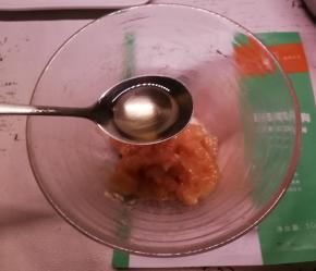 淋上花生油 保持水分 静置15分钟 腌制